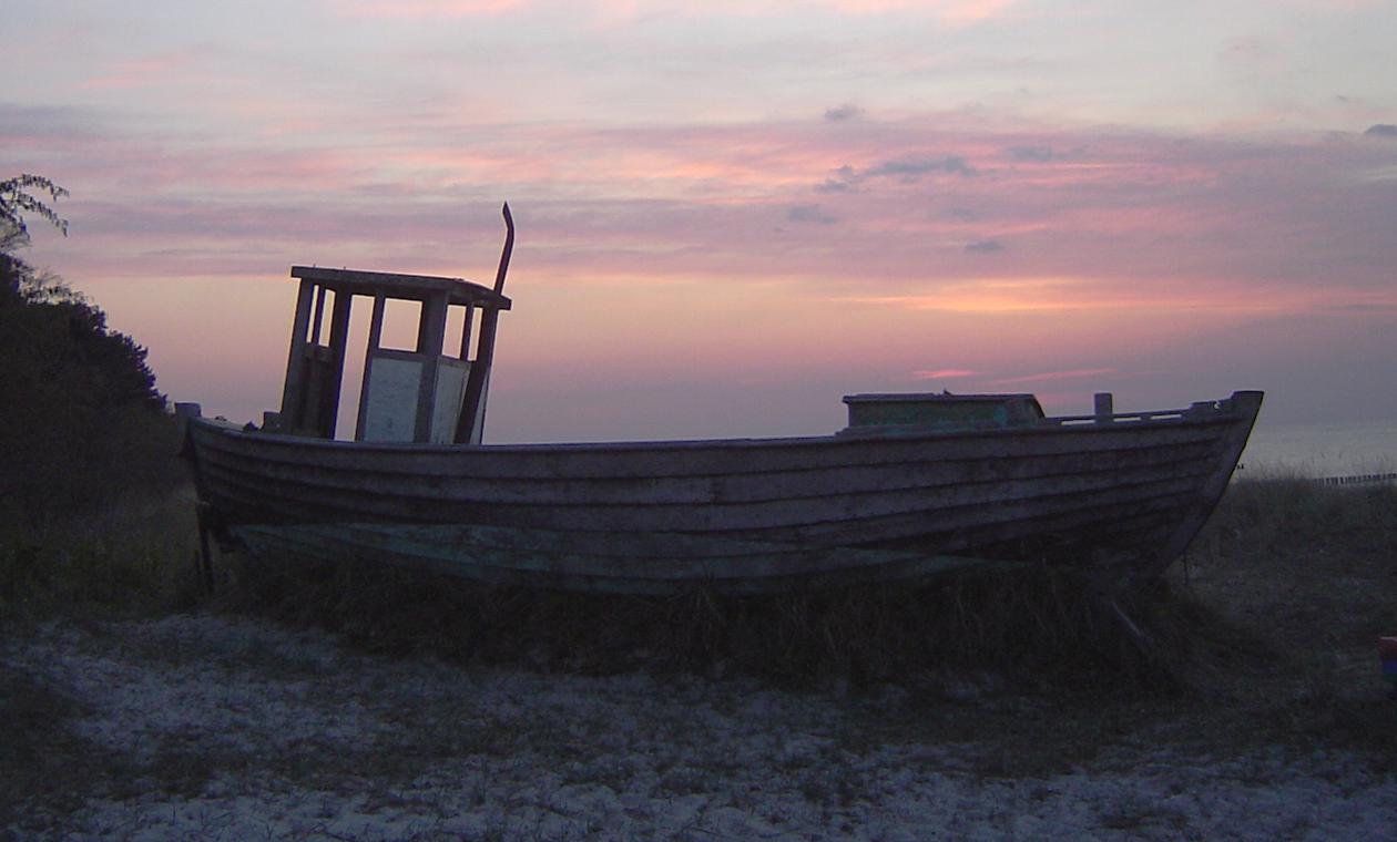 Altes Fischerboot im Sonnenuntergang