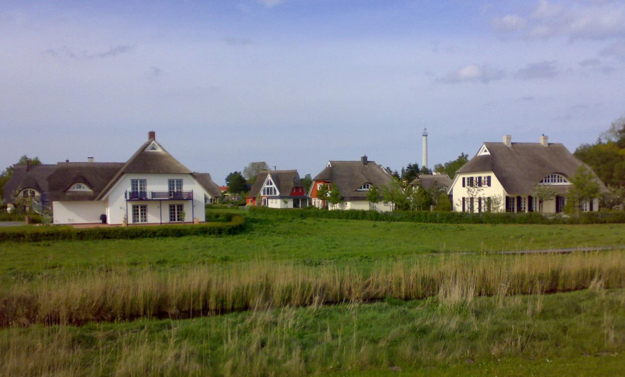 Häuser an der Boddenseite vom Ostseebad Zingst 