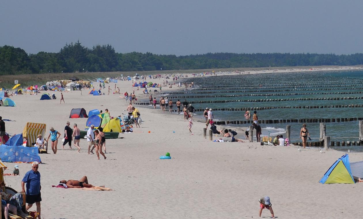 Gefüllter Strand an der Ostseeküste in Zingst