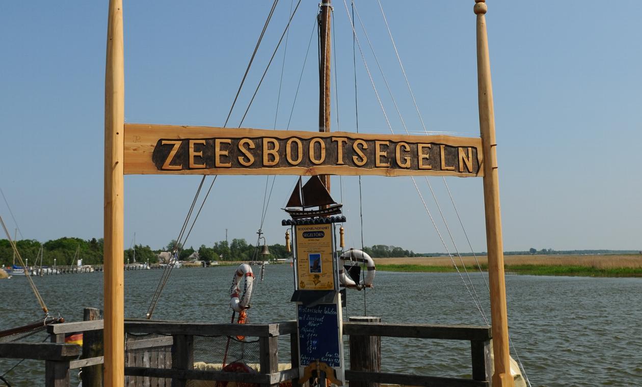 Zeesbootsegeln am Hafen im Ostseebad Zingst